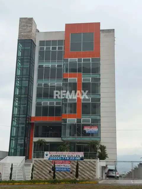 EN ALQUILER *Local comercial con terraza En la mejor ubicación centro comercial San Ignacio*