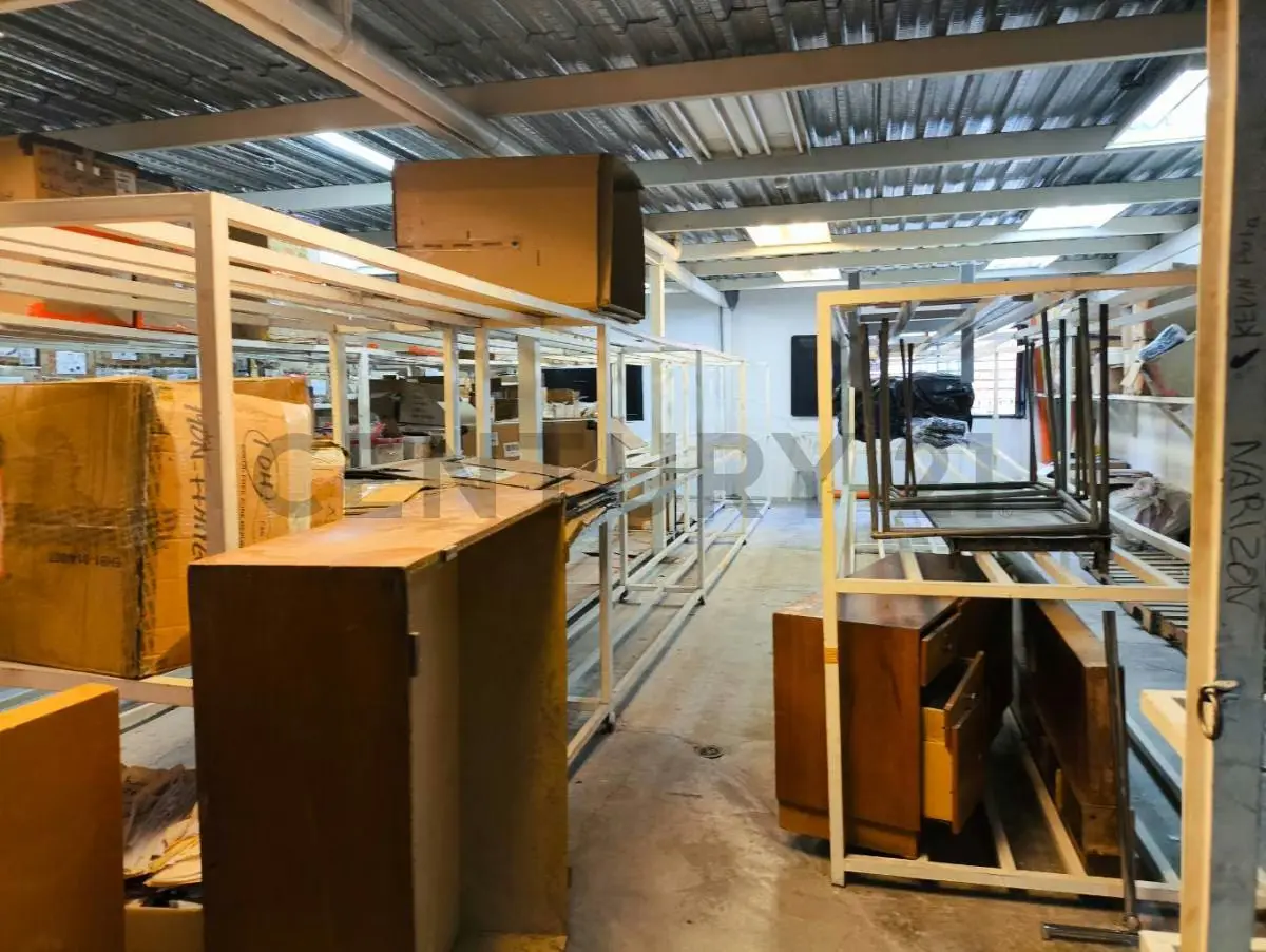 Casa de tres niveles de 700 m² con montacargas para oficinas o industria