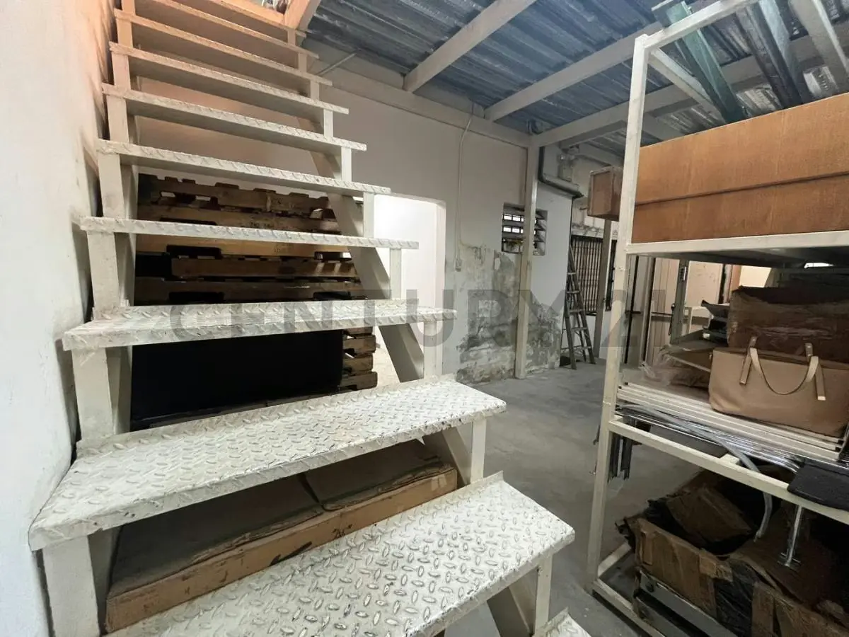 Casa de tres niveles de 700 m² con montacargas para oficinas o industria - 16