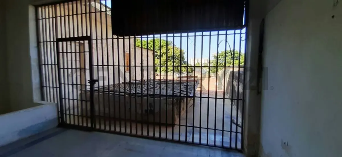 Casa en el centro con muy buen punto comercial - 4