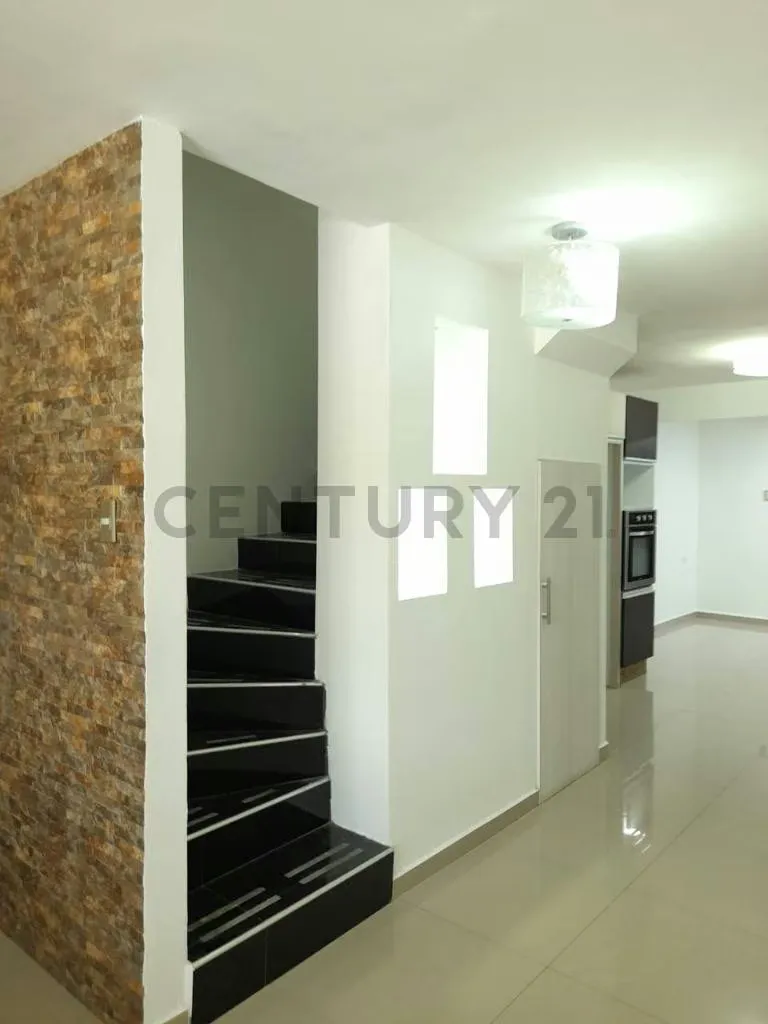 Townhouse en Alquiler de 3 niveles en Camino de Tarabana - 3
