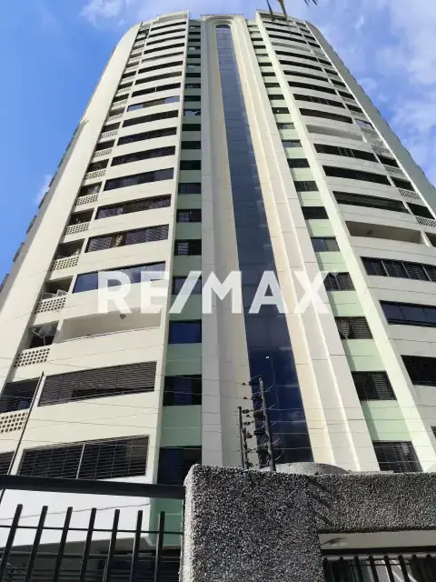APARTAMENTO CON HERMOSA VISTA PANORÁMICA EN PISO ALTO EN LAS CHIMENEAS, RES ALTO CLARO