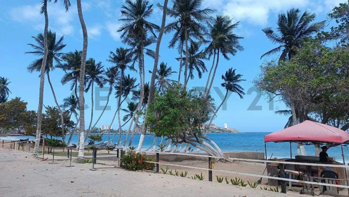 En venta casa a pocos pasos de la playa en Pampatar
