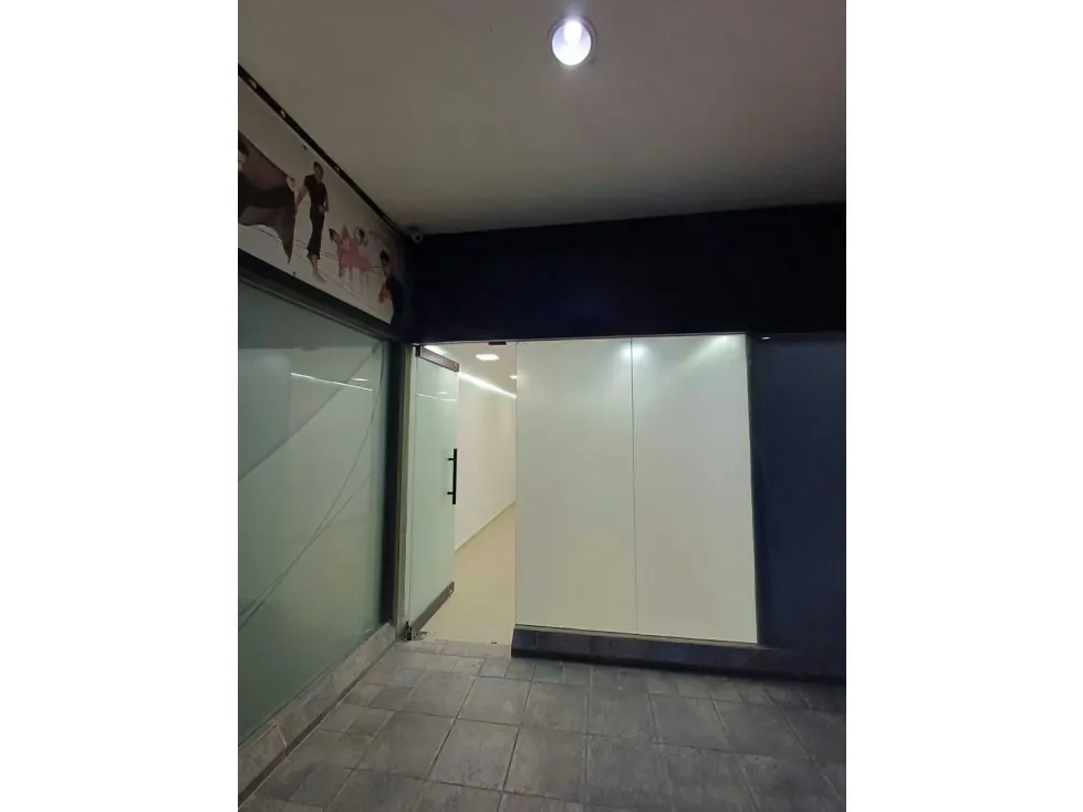 Se alquila local 34m2 Los Samanes 9858 - 11