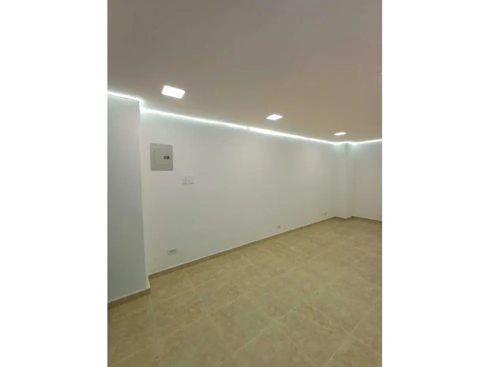 Se alquila local 34m2 Los Samanes 9858 - 12
