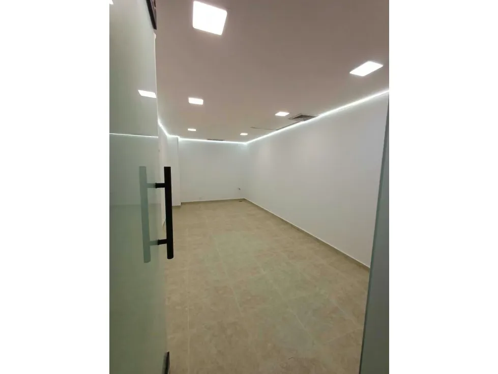 Se alquila local 34m2 Los Samanes 9858 - 14