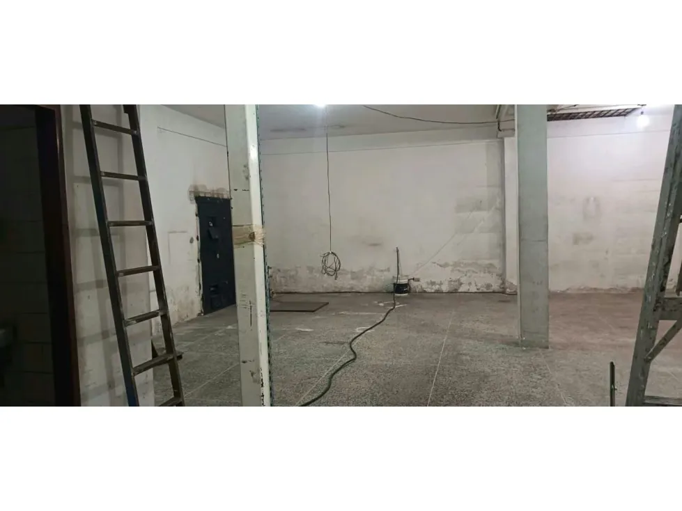 Alquilo local comercial 127m2 El Cementerio 1937 - 12