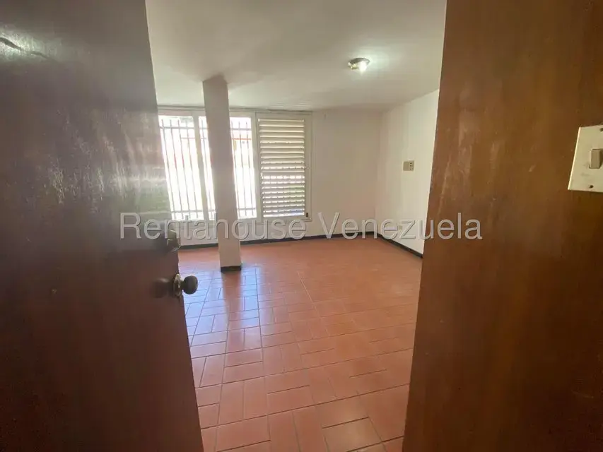 Casa (1 Nivel) en Venta en Prados del Este, Distrito Metropolitano - 43