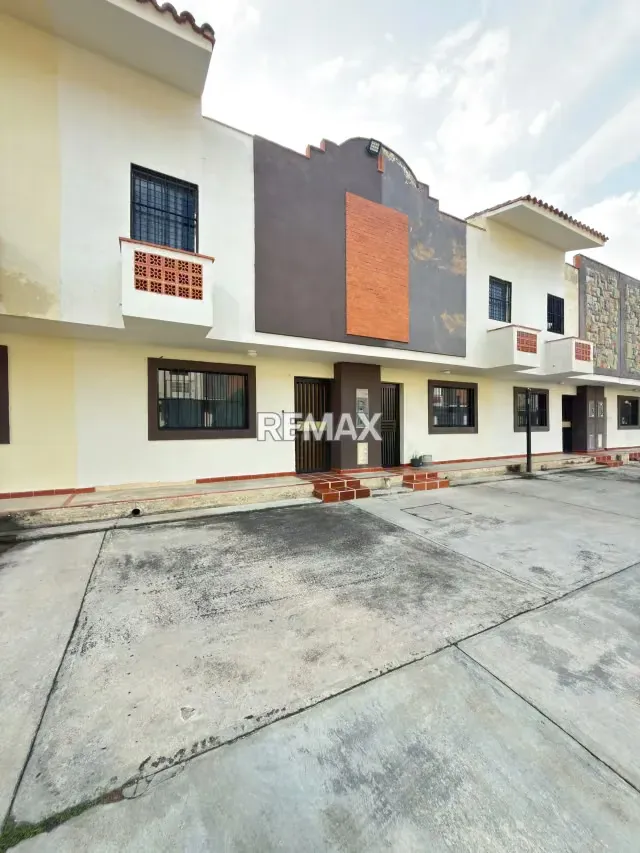 EN VENTA TOWNHOUSE AMOBLADO EN RES. VILLA FLORENCIA TAZAJAL - 2