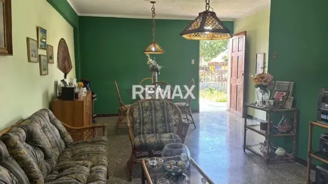 EN VENTA: APARTAMENTO EN PLANTA BAJA CON LOCAL COMERCIAL – LA ISABELICA