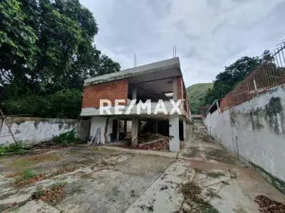 TERRENO UBICADO EN EL CASTAÑO CON DESARROLLO EN CONSTRUCCION, PROYECTO PARA 4 TOWN HOUSE