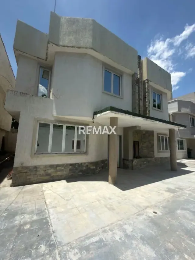 Se vende Townhouse en la Floresta Maracay