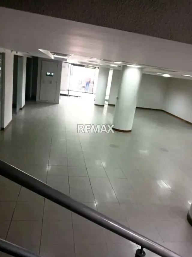 Se alquila Local comercial de dos niveles, calle Monagas - 2