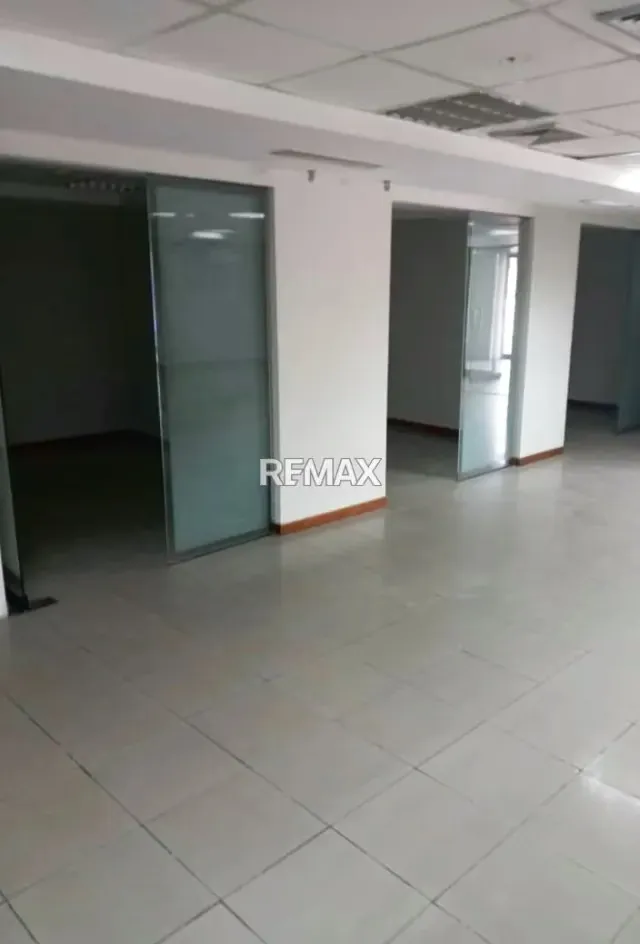 Se alquila Local comercial de dos niveles, calle Monagas - 10
