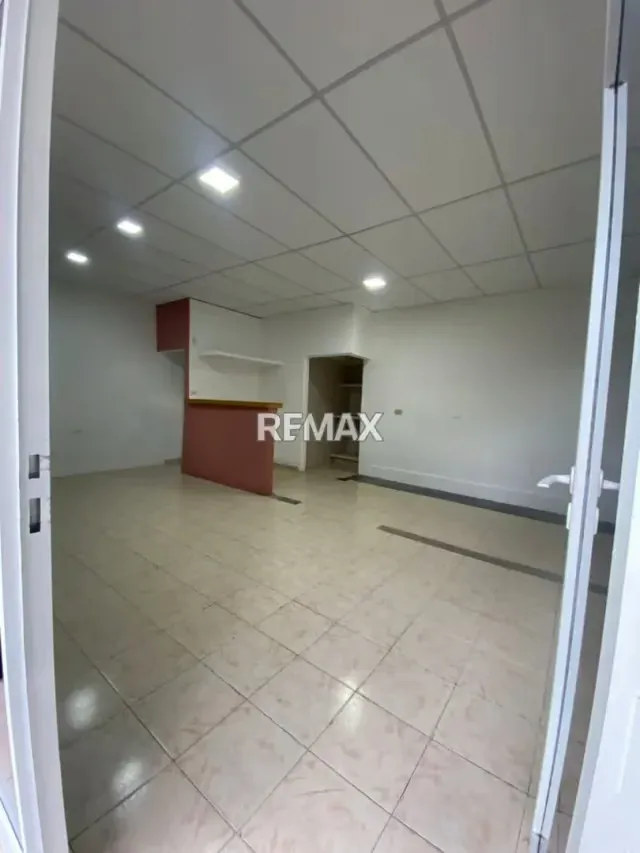 ALQUILER Local comercial en el mini centro UCATT frente a la católica nueva - 2