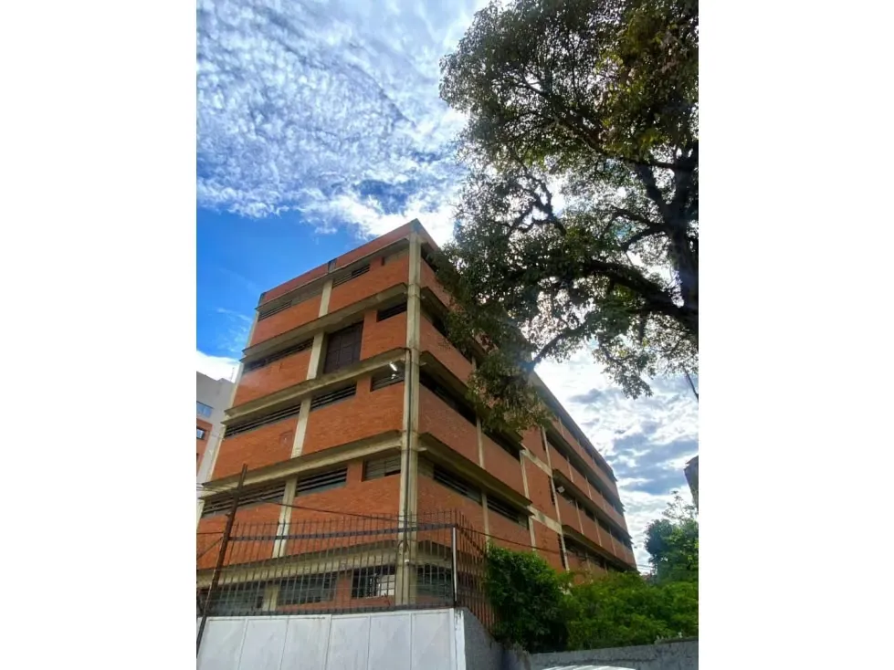 Se alquila planta industrial para depósito 550m2 Boleita Sur