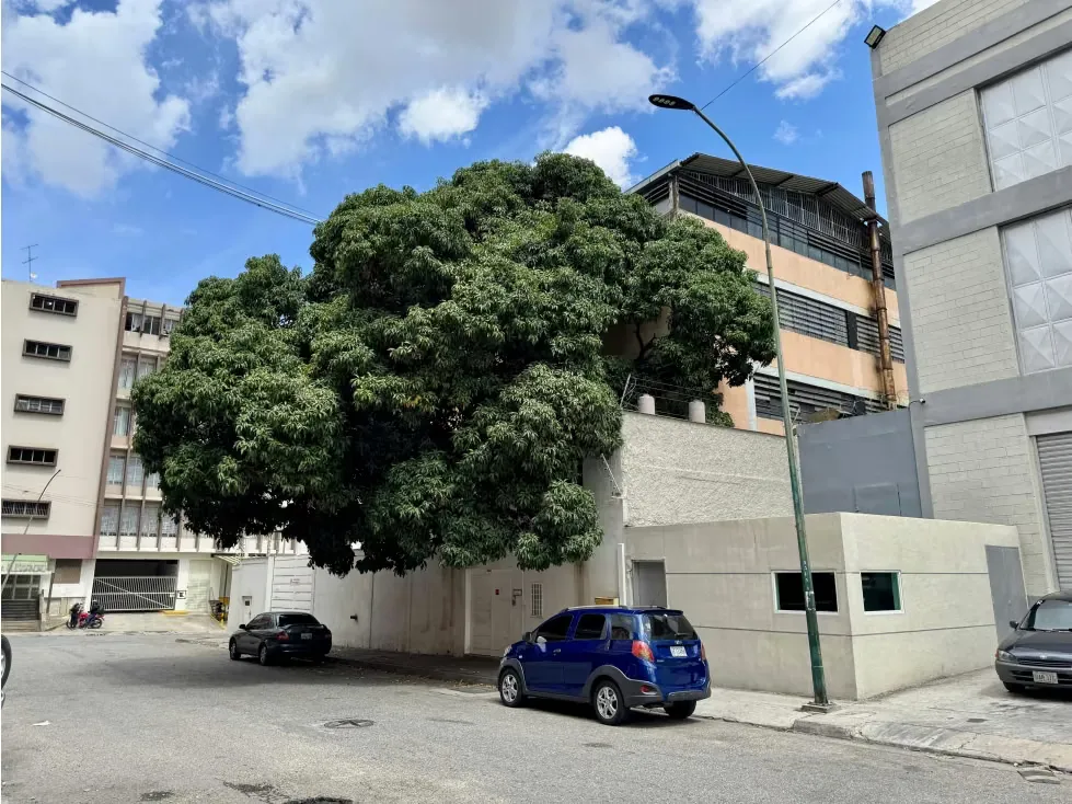 Se vende edificio comercial 1560m2 Boleita Norte 6179