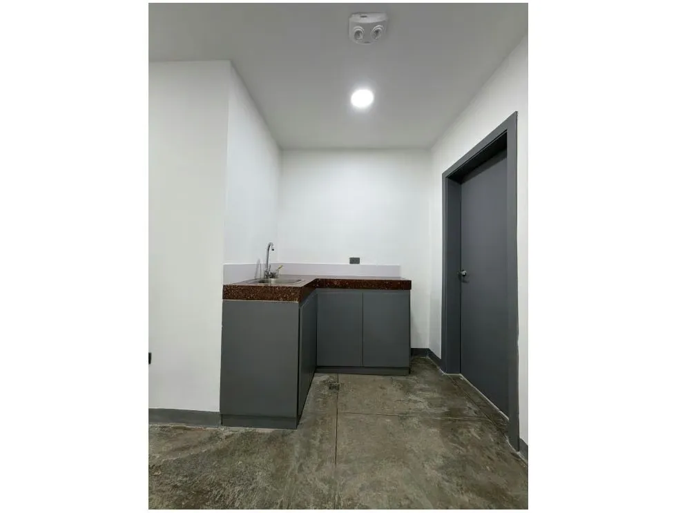 Alquilo local 60m2 San Roman 7916 - 5