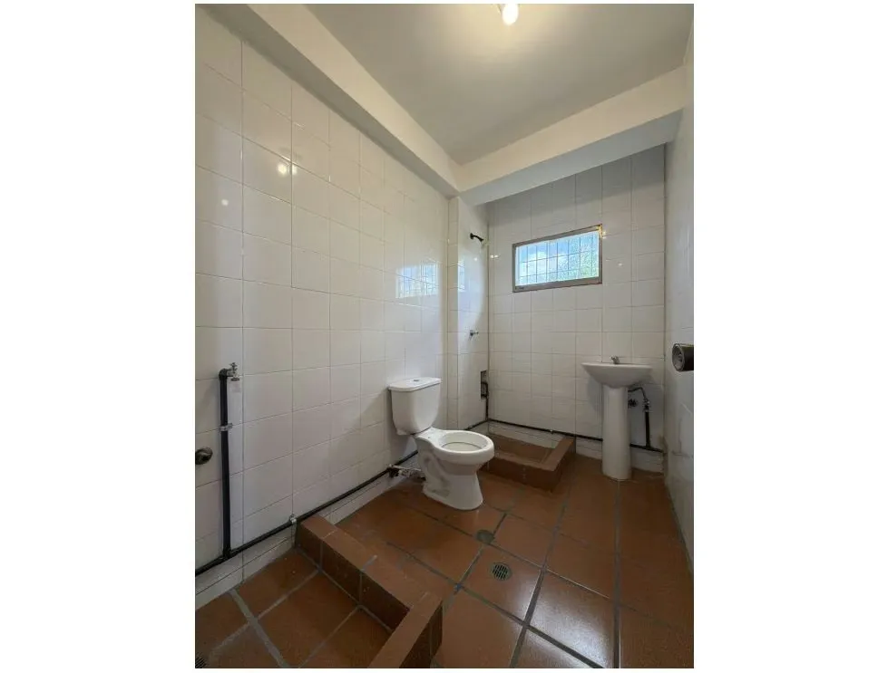 Alquilo local comercial a pie de calle 118m2 Los Guayabitos 8363 - 3