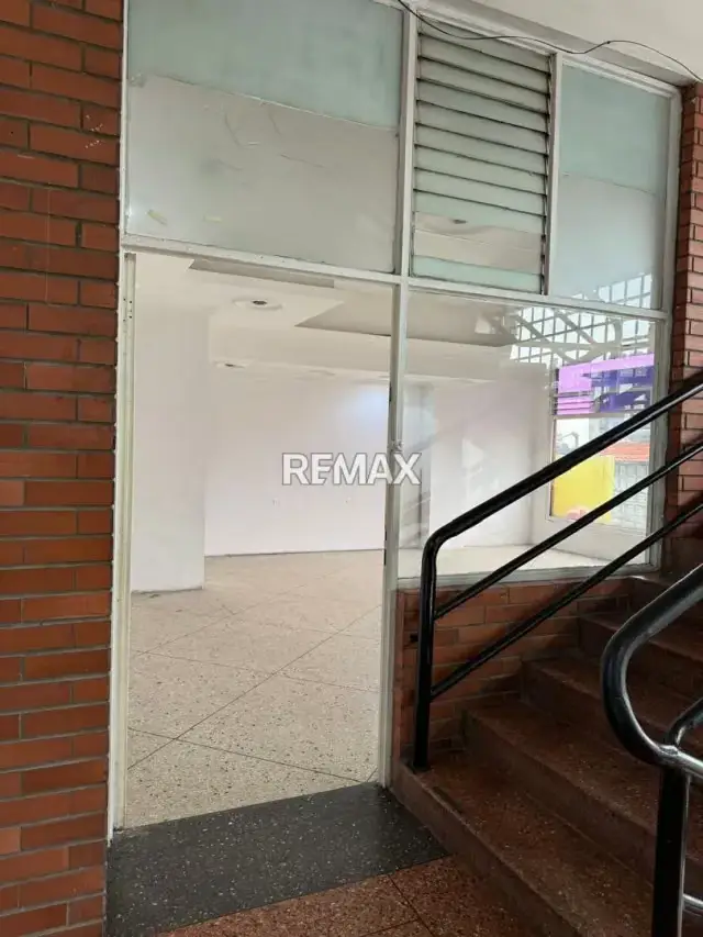 LOCAL COMERCIAL EN ALQUILER N 35 EN EL CENTRO COMERCIAL GUARAUNO