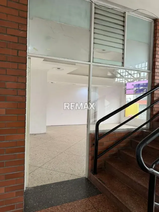 LOCAL COMERCIAL EN ALQUILER N 35 EN EL CENTRO COMERCIAL GUARAUNO