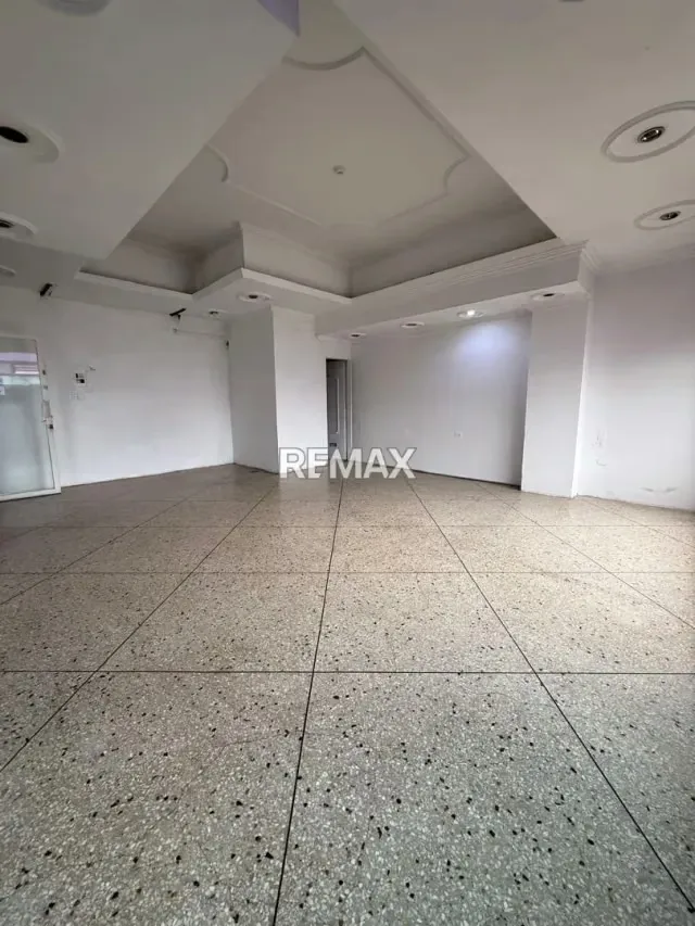 LOCAL COMERCIAL EN ALQUILER N 35 EN EL CENTRO COMERCIAL GUARAUNO - 3