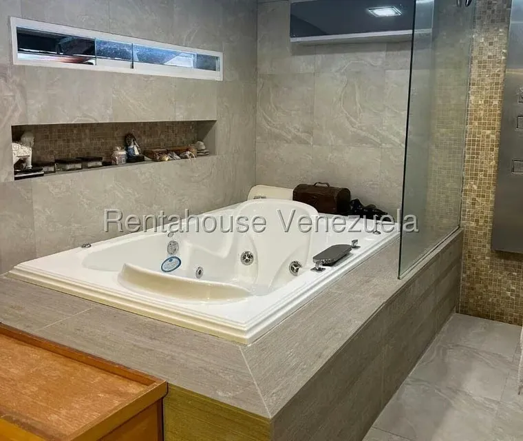 Casa (1 Nivel) en Alquiler en Macaracuay, Distrito Metropolitano - 17
