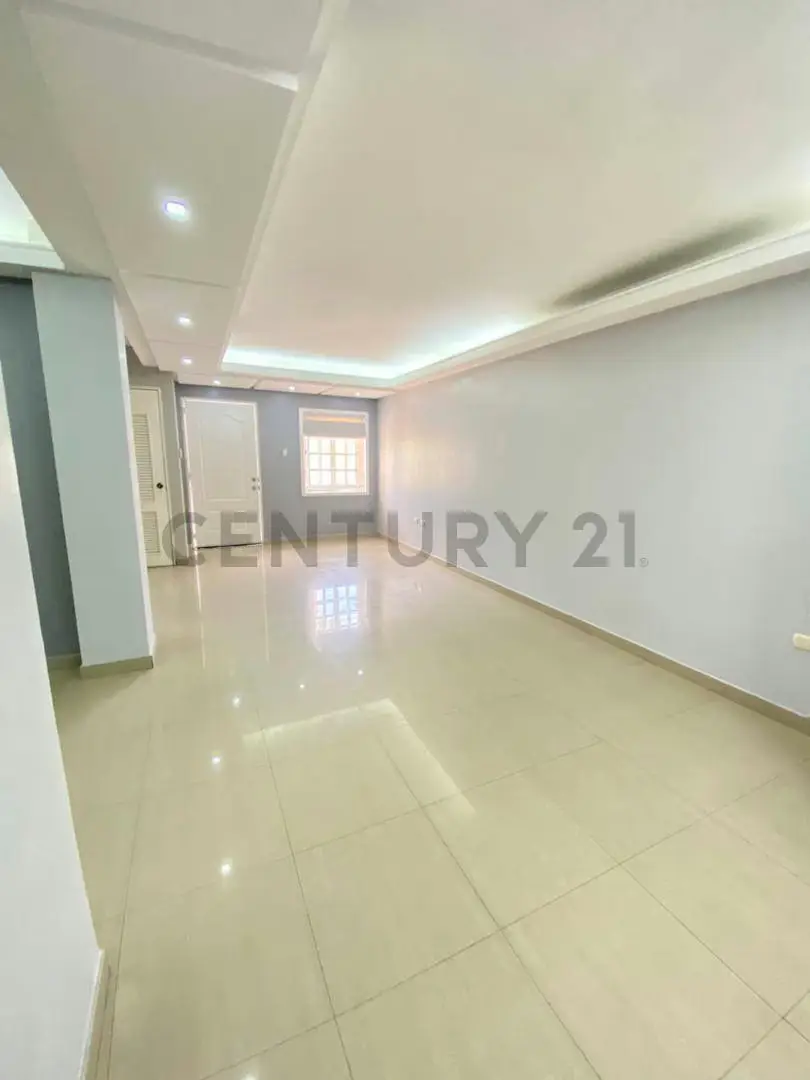 DISPONIBLE PARA ALQUILER TH. EN CONJ. RES. LAGO COUNTRY III