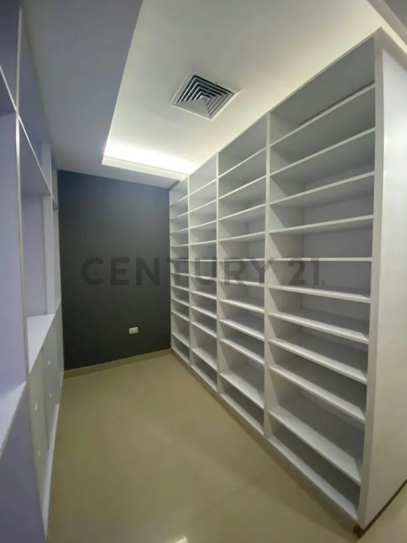 DISPONIBLE PARA ALQUILER TH. EN CONJ. RES. LAGO COUNTRY III - 13