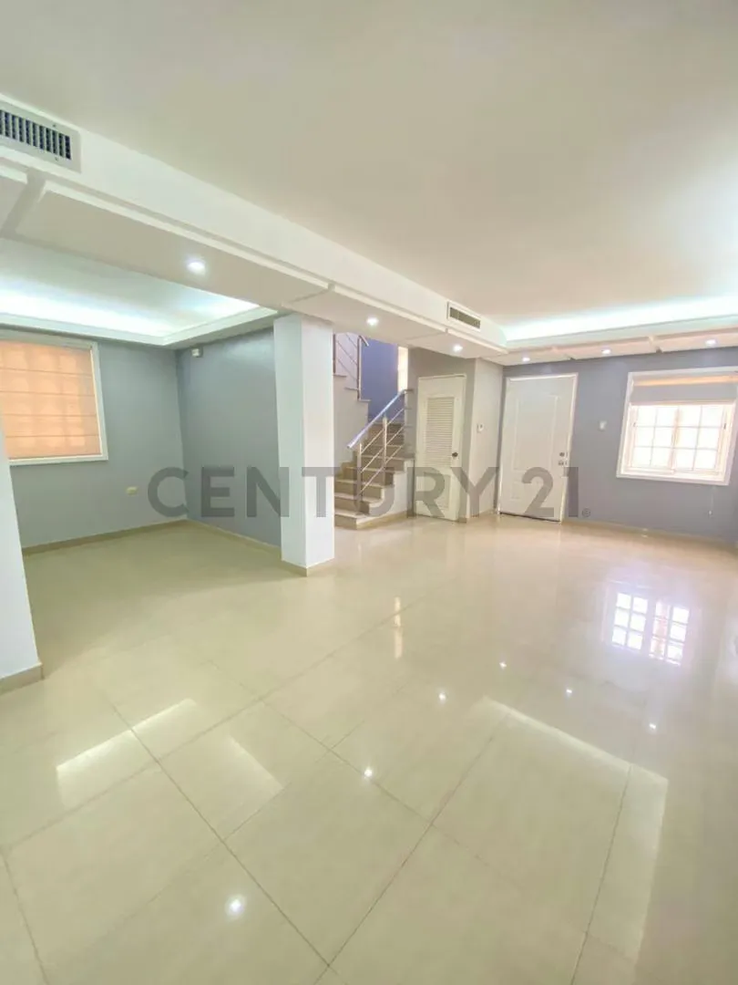 DISPONIBLE PARA ALQUILER TH. EN CONJ. RES. LAGO COUNTRY III - 10