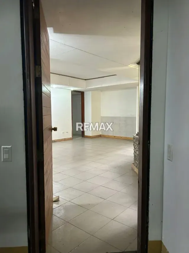 Espacioso y muy bien ubicado establecimiento comercial privado. - 2
