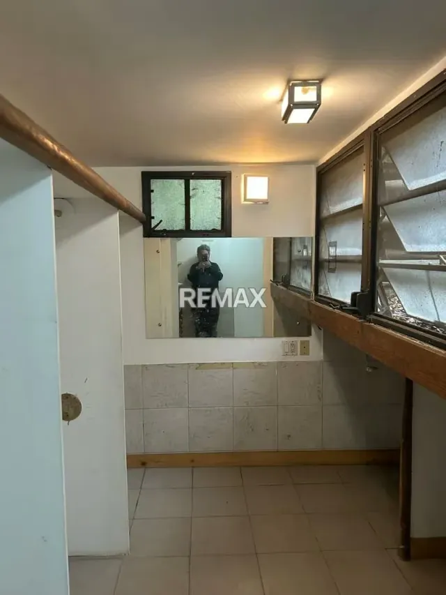 Espacioso y muy bien ubicado establecimiento comercial privado. - 3