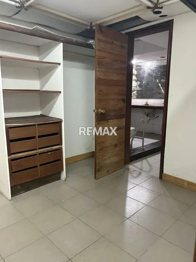 Espacioso y muy bien ubicado establecimiento comercial privado. - 10