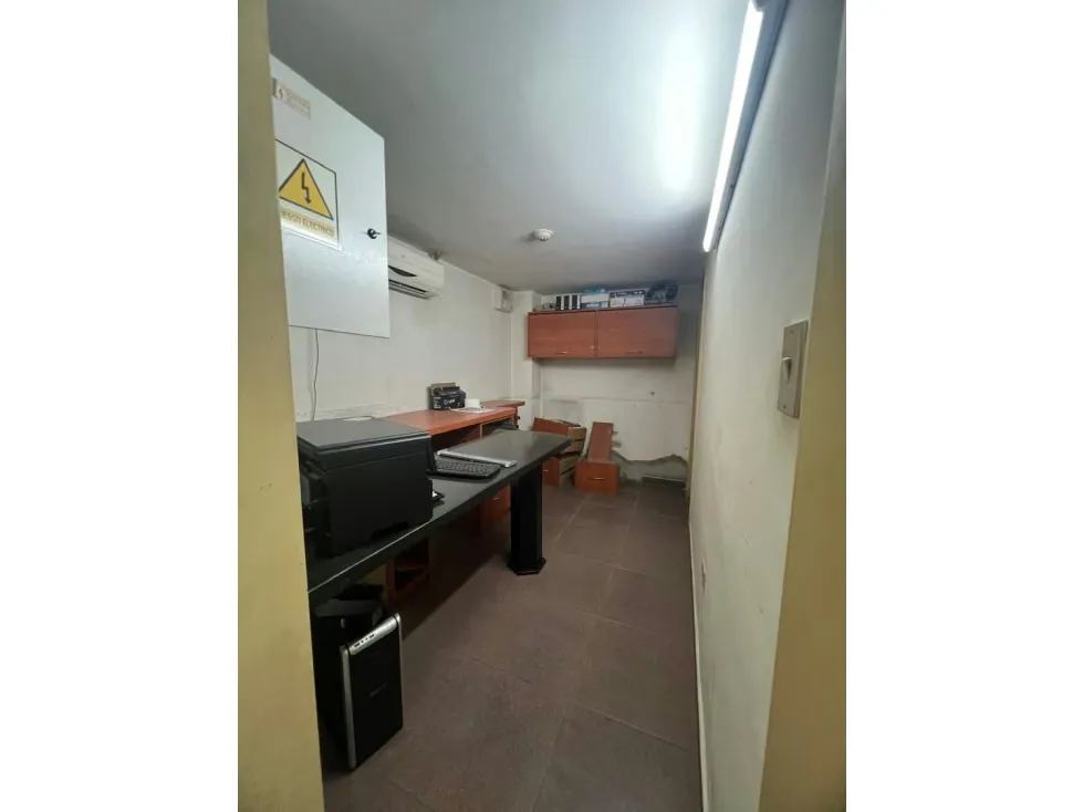 Local en alquiler en La Av. Principal de la Urbina 140mts/2B - 14