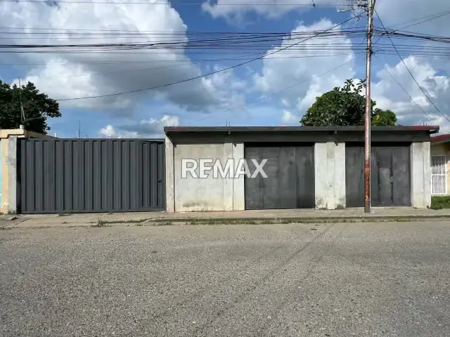 Local Comercial con Amplio Terreno en Zona Sur de Acarigua