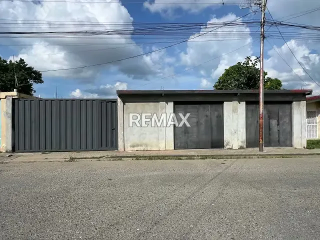 Local Comercial con Amplio Terreno en Zona Sur de Acarigua
