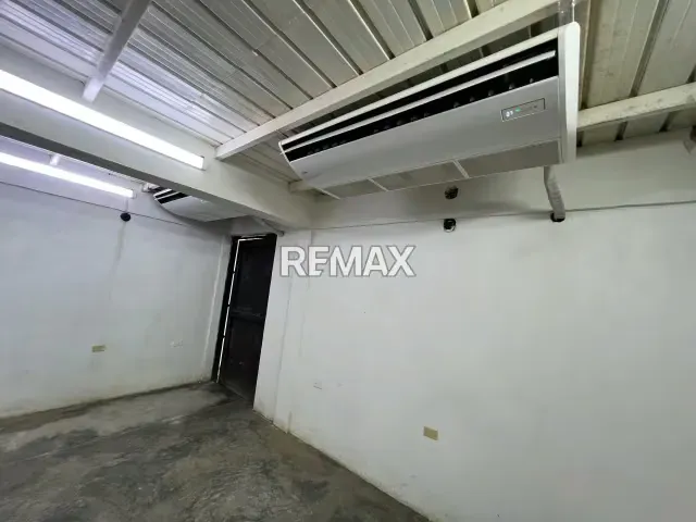 Local Comercial con Amplio Terreno en Zona Sur de Acarigua - 4