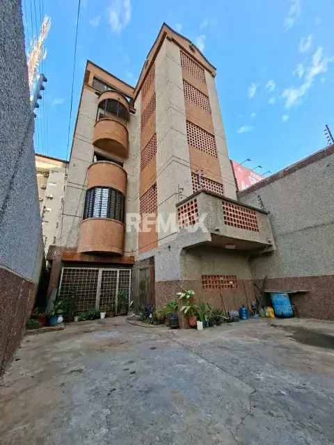 Edificio con locales comerciales y vivienda multifamiliar