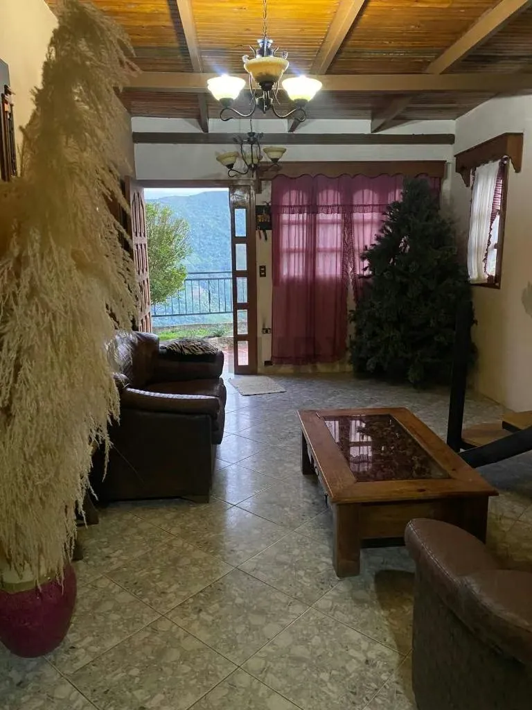 Venta de Amplia Casa en la Colonia Tova - 3