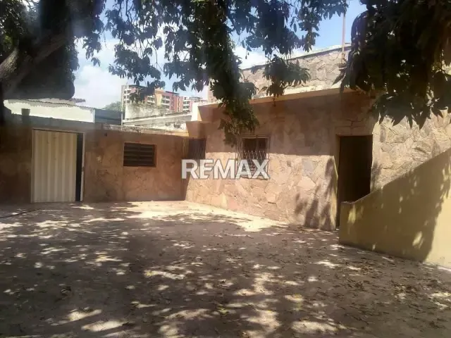 SE VENDE QUINTA COMERCIAL PRINCIPAL AV ROTARÍA - 12