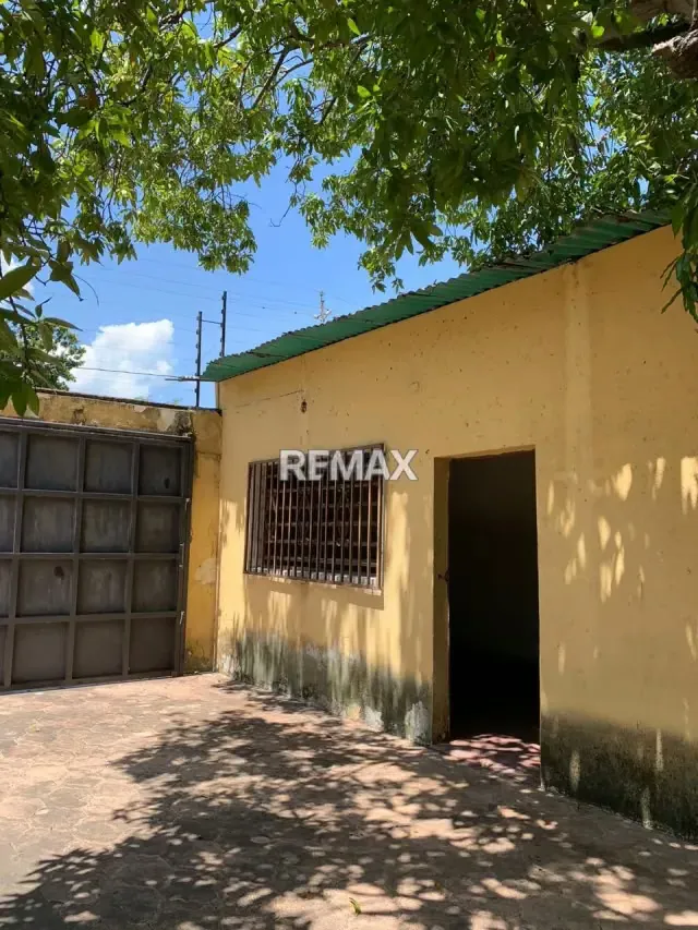 SE VENDE QUINTA COMERCIAL PRINCIPAL AV ROTARÍA - 14
