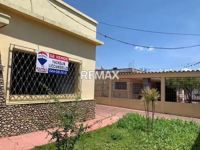 SE VENDE QUINTA COMERCIAL PRINCIPAL AV ROTARÍA - 17