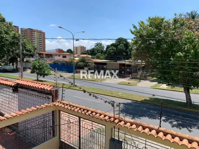 SE VENDE QUINTA COMERCIAL PRINCIPAL AV ROTARÍA - 4