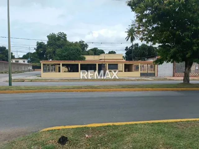 SE VENDE QUINTA COMERCIAL PRINCIPAL AV ROTARÍA - 6