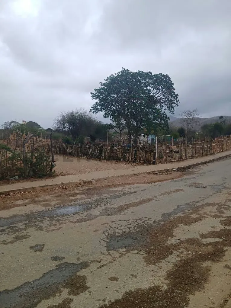 TERRENO EN VENTA. EN LA VECINDAD. A MINUTOS DE VIA PRINCIPAL. - 7