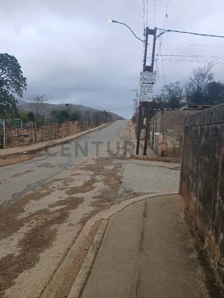 TERRENO EN VENTA. EN LA VECINDAD. A MINUTOS DE VIA PRINCIPAL. - 8