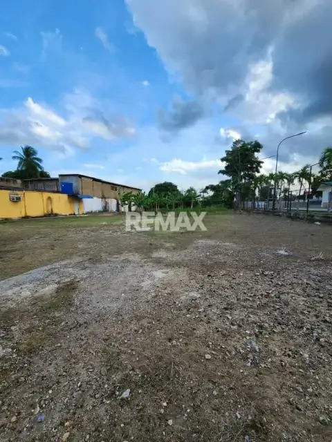 SE VENDE PARCELA DE USO COMERCIAL EN SECTOR LAS AVENIDAS.