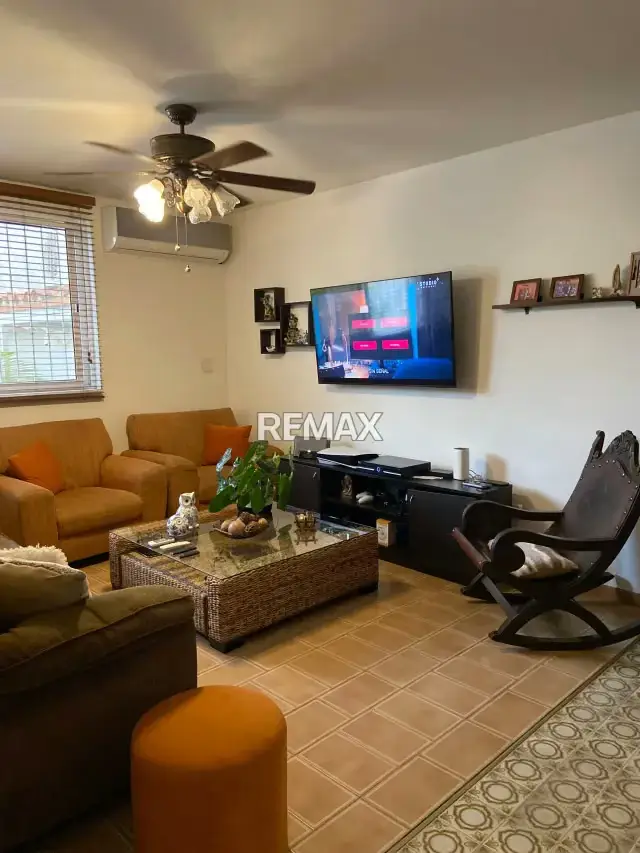 HERMOSA CASA A REMODELAR EN URB. LA VIÑA