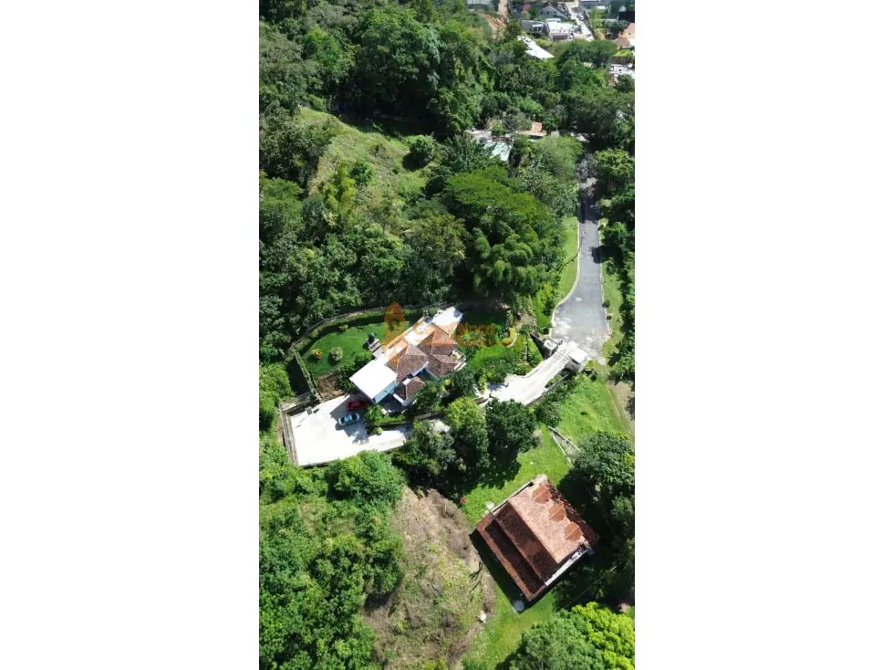 VENTA DE CASA EN COLINAS DE GUATAPARO - 2