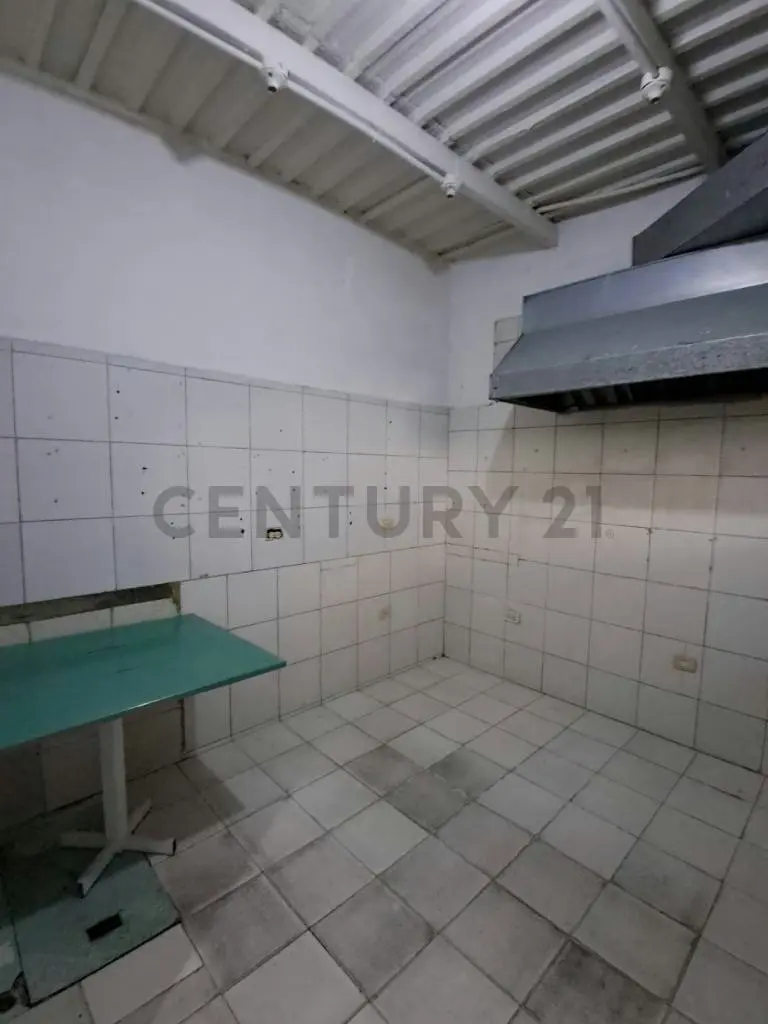 En venta Local Comercial en el CC ESEVE-LECHERIA - 9